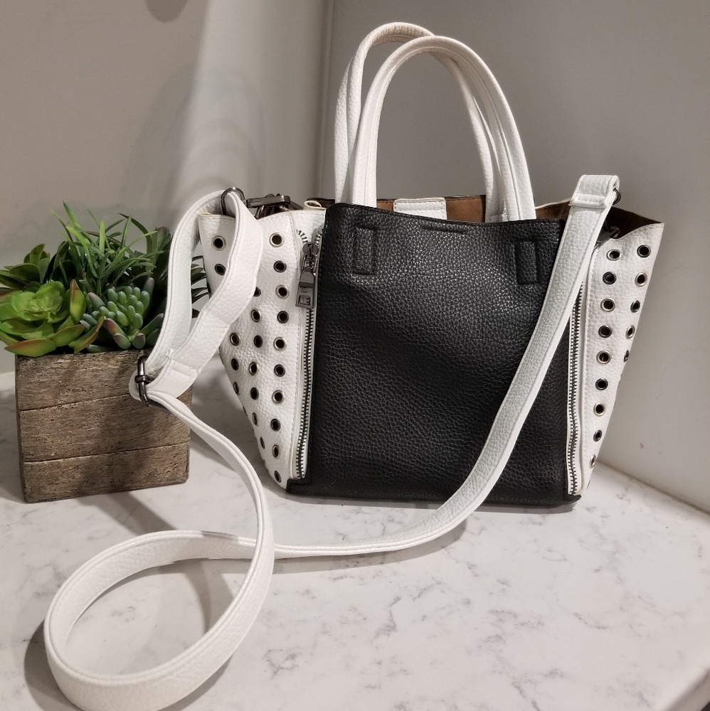 👜INZI BLACK AND WHITE HANDBAG
